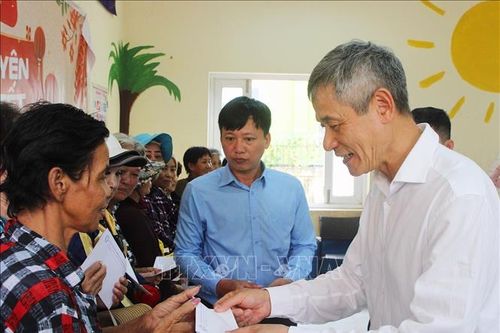 Chung tay hỗ trợ, chia sẻ khó khăn với bà con gốc Việt ở Tây Bắc Campuchia