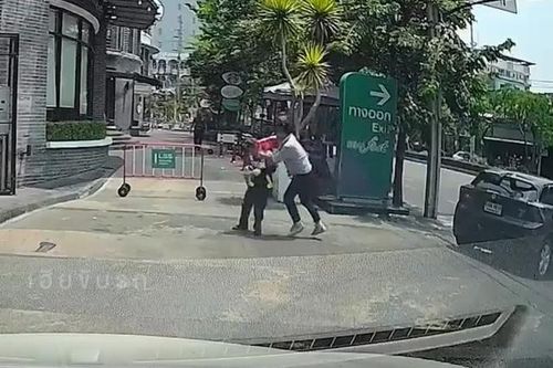 Tài xế ô tô hung hăng đấm nam bảo vệ rồi ném điện thoại
