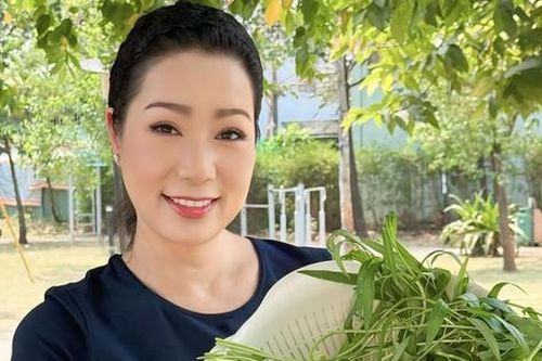 Á hậu duy nhất là NSND: Giàu có vẫn tự tay cuốc đất trồng rau