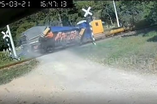 Tàu hỏa tông trúng xe tải, công nhân đường sắt văng khỏi ghế