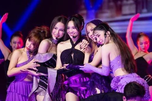 Khán giả choáng ngợp vì sân khấu hoành tráng, tiệm cận quốc tế của 'Chị đẹp concert'