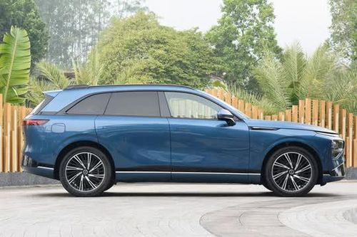SUV cùng phân khúc với Hyundai Santa Fe, công suất 575 mã lực, nội thất sang chảnh, giá gần 900 triệu đồng
