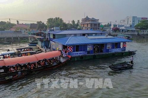 Nhà bè nơi 4 du khách rơi xuống sông ở chợ nổi Cái Răng vẫn hoạt động dù bị đình chỉ
