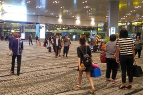 Nam thanh niên bị bắt giữ vì hành vi phản cảm với tiếp viên ở khoang thương gia