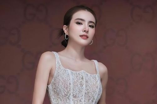 Em gái Công Vinh diện váy ren xuyên thấu, khoe chân dài nuột nà