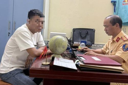 Phạt 28 - 30 triệu đồng người bố cho con gái nhỏ cầm vô lăng lái ô tô