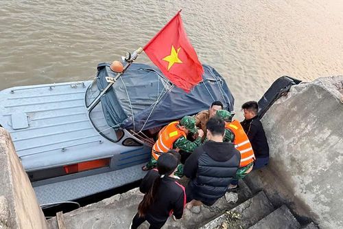Cứu hộ kịp thời một ngư dân gặp nạn trên biển