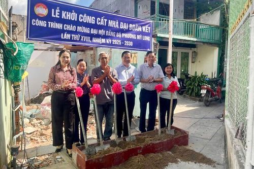 Chung tay giúp người nghèo 'An cư, lạc nghiệp'