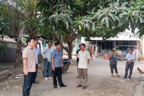Bí thư Thị ủy Tân Châu khảo sát thực tế, nắm tình hình xây dựng nhà ở cho hộ nghèo