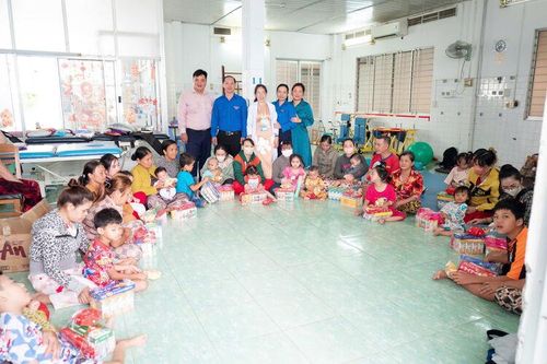 Chi đoàn Cơ sở Văn phòng UBND tỉnh An Giang tặng quà cho bệnh nhi có hoàn cảnh khó khăn