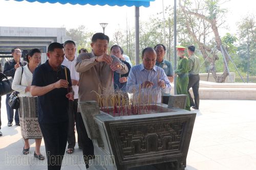 Đoàn công tác 4 tỉnh nước bạn Lào dâng hương tri ân anh hùng liệt sĩ tại Điện Biên