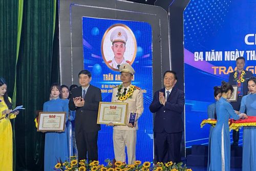 Cán bộ Đoàn tiêu biểu nhận giải thưởng Lý Tự Trọng