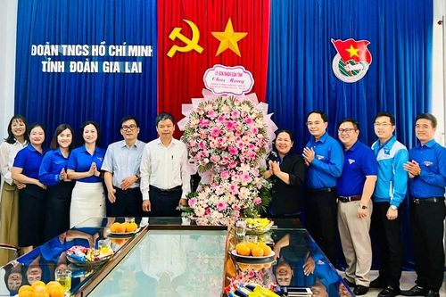 Phó Chủ tịch UBND tỉnh Nguyễn Hữu Quế tặng hoa chúc mừng Tỉnh Đoàn nhân ngày kỷ niệm 26-3