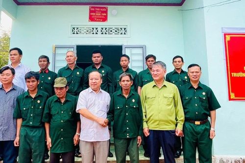 Phó Bí thư Thường trực Tỉnh ủy Châu Ngọc Tuấn bàn giao nhà tình nghĩa tại xã Ia Kly