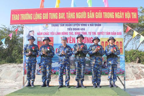 Trung tâm Huấn luyện Vùng 4 Hải quân kiểm tra bắn đạn thật cho chiến sĩ mới