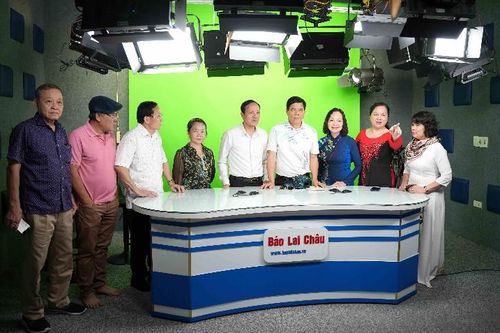 Câu lạc bộ nguyên Tổng Biên tập các Báo Đảng địa phương thăm, làm việc tại Báo Lai Châu