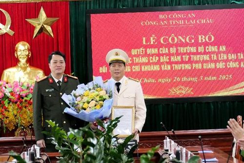 Công bố quyết định thăng cấp bậc hàm đối với đồng chí Phó Giám đốc Công an tỉnh