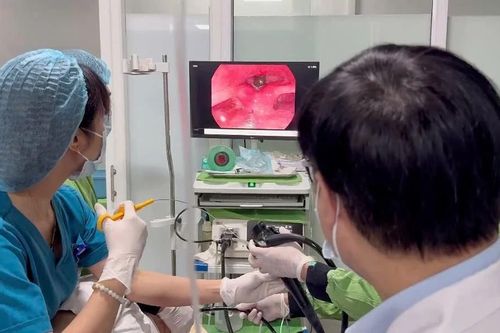 Gắp thành công con đỉa dài gần 8 cm ký sinh nhiều ngày trong khí quản bệnh nhân