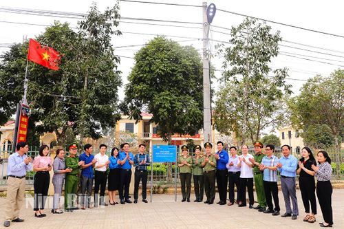Khánh thành công trình 'Thắp sáng đường quê' tại xã Quảng Lạc