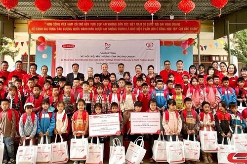 Dai-ichi Life Việt Nam trao áo ấm, quà khuyến học cho trẻ em vùng cao