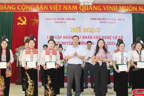 Tập huấn hạt nhân văn nghệ cơ sở tại huyện Mường La