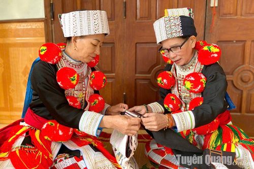 Người Dao thôn Tân Quang giữ nghề thêu truyền thống