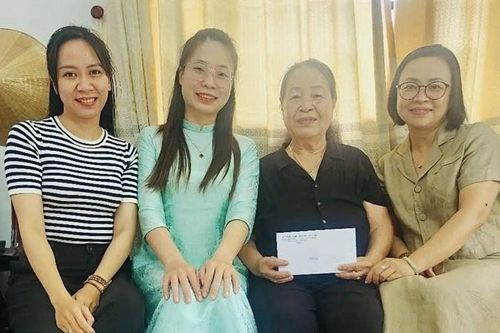 Hội LHPN quận Phú Xuân tặng quà nữ cựu tù cách mạng