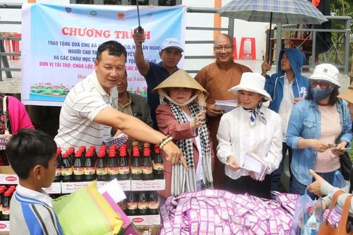 Chùa Lộc Dã (Q.8) trao quà đến các em học sinh và đồng bào khó khăn tại Đắk Lắk