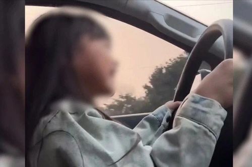 Xác minh clip bé gái cầm vô lăng chạy ô tô trên đường