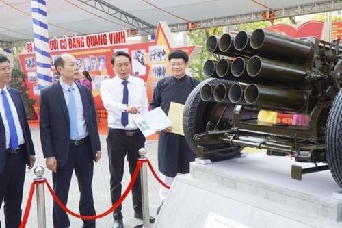 TP Huế trưng bày hơn 400 hiện vật quý chuyên đề '95 năm dưới cờ Đảng quang vinh'