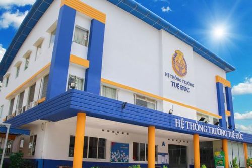 Sau bữa ăn xế ở Trường Tuệ Đức, nhiều học sinh bị đau bụng phải vào bệnh viện