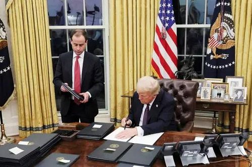 Ông Trump ký sắc lệnh hành pháp cải tổ bầu cử