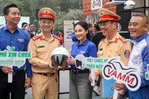 Phát động toàn dân đội mũ bảo hiểm đạt quy chuẩn