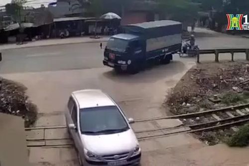 Lý giải về sự cố barie đường sắt tự mở