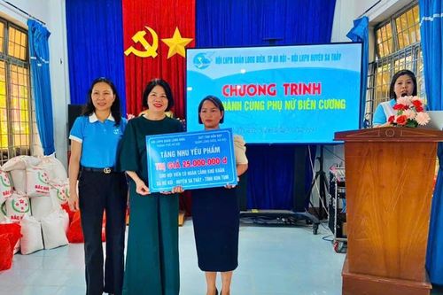 Phụ nữ quận Long Biên đồng hành cùng phụ nữ biên cương Kon Tum trao quà cho phụ nữ, học sinh vượt khó