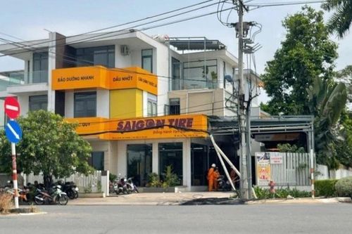 Clip: Rùng mình cảnh người đàn ông bị điện giật, mắc kẹt trên cột điện khi kéo cáp viễn thông