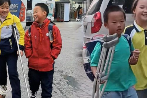 Cảm động trước sự chăm sóc ân cần, chu đáo của cậu bé 9 tuổi dành cho chị gái tàn tật