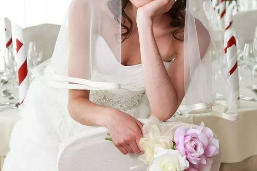 Ngày cưới, cô dâu bỗng buồn bã, thất vọng vì... người cô thầm yêu nhiều năm không đến dự