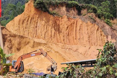 Doanh nghiệp đào đất trái phép để làm đường 23 tỷ