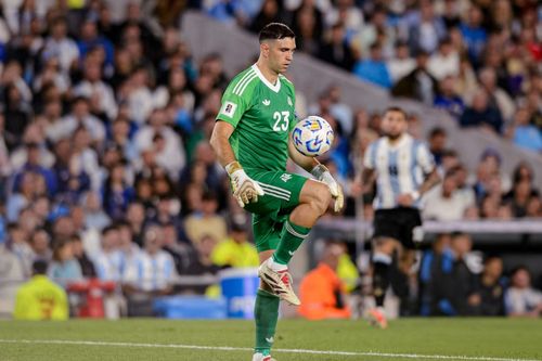 Thủ môn Argentina tâng bóng trêu ngươi tuyển Brazil