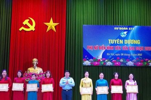 Sư đoàn 371 tuyên dương phụ nữ điển hình tiên tiến