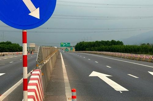 Ô tô chạy 'rùa bò' trên cao tốc bị phạt bao nhiêu tiền?