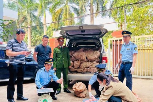 'Sốc' với 1,5 tấn móng giò chảy nước, bốc mùi hôi đang trên đường đi tiêu thụ