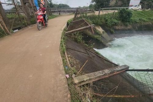 Hàng loạt cây cầu qua kênh Kẻ Gỗ xuống cấp, người dân thấp thỏm nỗi lo