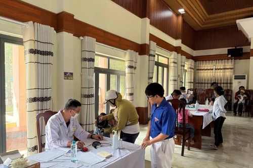 Thầy thuốc trẻ khám bệnh miễn phí cho 1.000 trẻ em ở miền núi