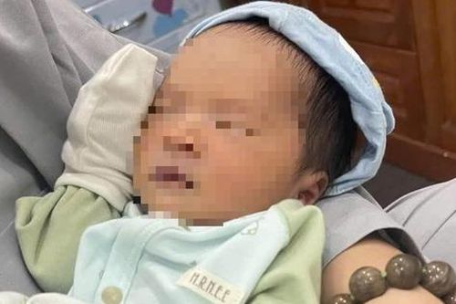 Xót thương bé trai sơ sinh bị bỏ rơi tại chùa trong đêm