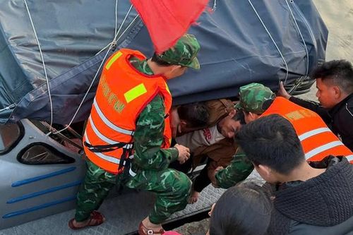 Bộ đội Biên phòng Thanh Hóa kịp thời ứng cứu thuyền viên gặp nạn trên biển