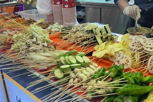 Nguy cơ ngộ độc từ hàng quán 'xiên bẩn' vỉa hè