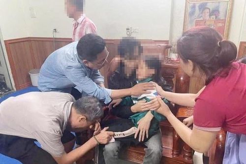 Nghẹt thở giải cứu bé gái bị kề dao vào cổ ở Bắc Ninh