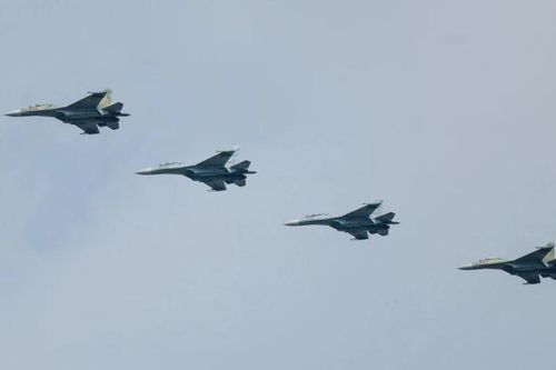 Khoảnh khắc 4 chiếc Su-30 bay đội hình trên bầu trời TP.HCM